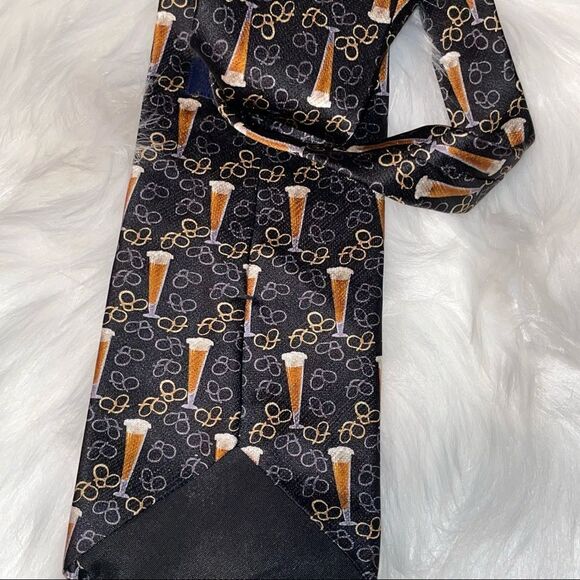 Beer & Pretzel Octoberfest Men’s Neck Tie - Picture 3 of 7